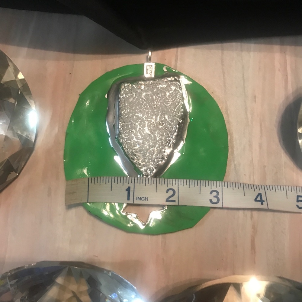 💚🤍 Charm 🤍💚 - Picture 5 of 6